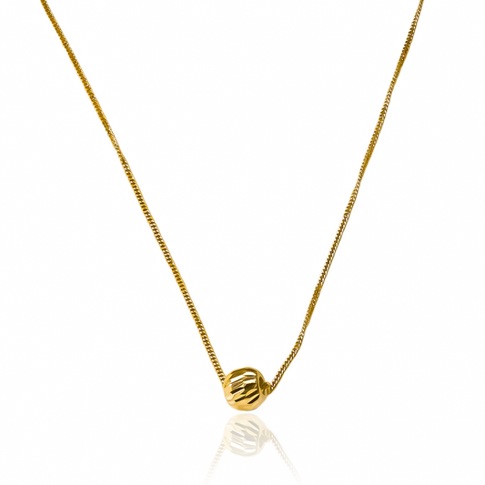 Adorna tu cuello con nuestra elegante gargantilla mini cubana SS 50 de oro 18K. Fabricada por Joyería Caracas, esta pieza cuenta con garantía de por vida para asegurar su calidad y durabilidad. Un toque exclusivo y sofisticado para cualquier look.