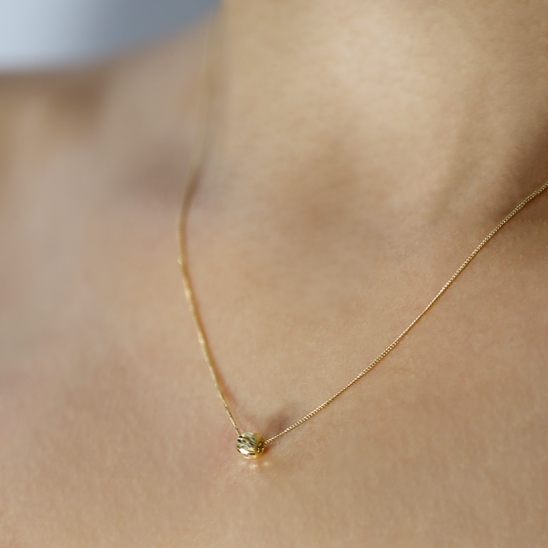 Adorna tu cuello con nuestra elegante gargantilla mini cubana SS 50 de oro 18K. Fabricada por Joyería Caracas, esta pieza cuenta con garantía de por vida para asegurar su calidad y durabilidad. Un toque exclusivo y sofisticado para cualquier look.