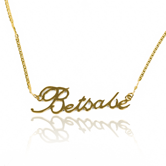 Descubre la elegancia y exclusividad de nuestra gargantilla y nombre personalizado en oro 18K. Confeccionada por Joyería Caracas y respaldada por una garantía para toda la vida, esta pieza te hará sentir única y sofisticada. Haz una declaración de estilo con esta joya que será parte de tu vida para siempre.