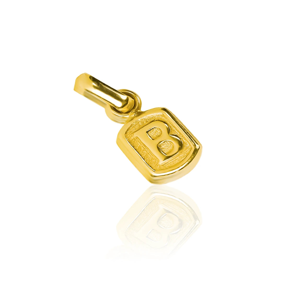 Dije Letra B square JC es un verdadero tesoro con su exquisita letra B cuadrada en oro 18K. Cuenta con garantía de por vida.