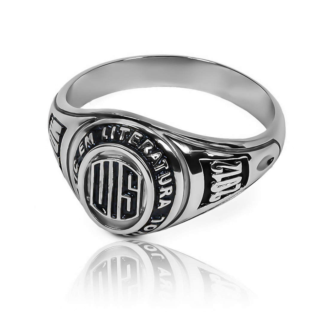 Disfruta de la elegancia y exclusividad con nuestro anillo Lic literatura y español Black. Hecho con joyería Caracas y oro 18K, este anillo no solo es una pieza única, sino también una declaración de estilo sofisticado. Además, cuenta con garantía de por vida. 