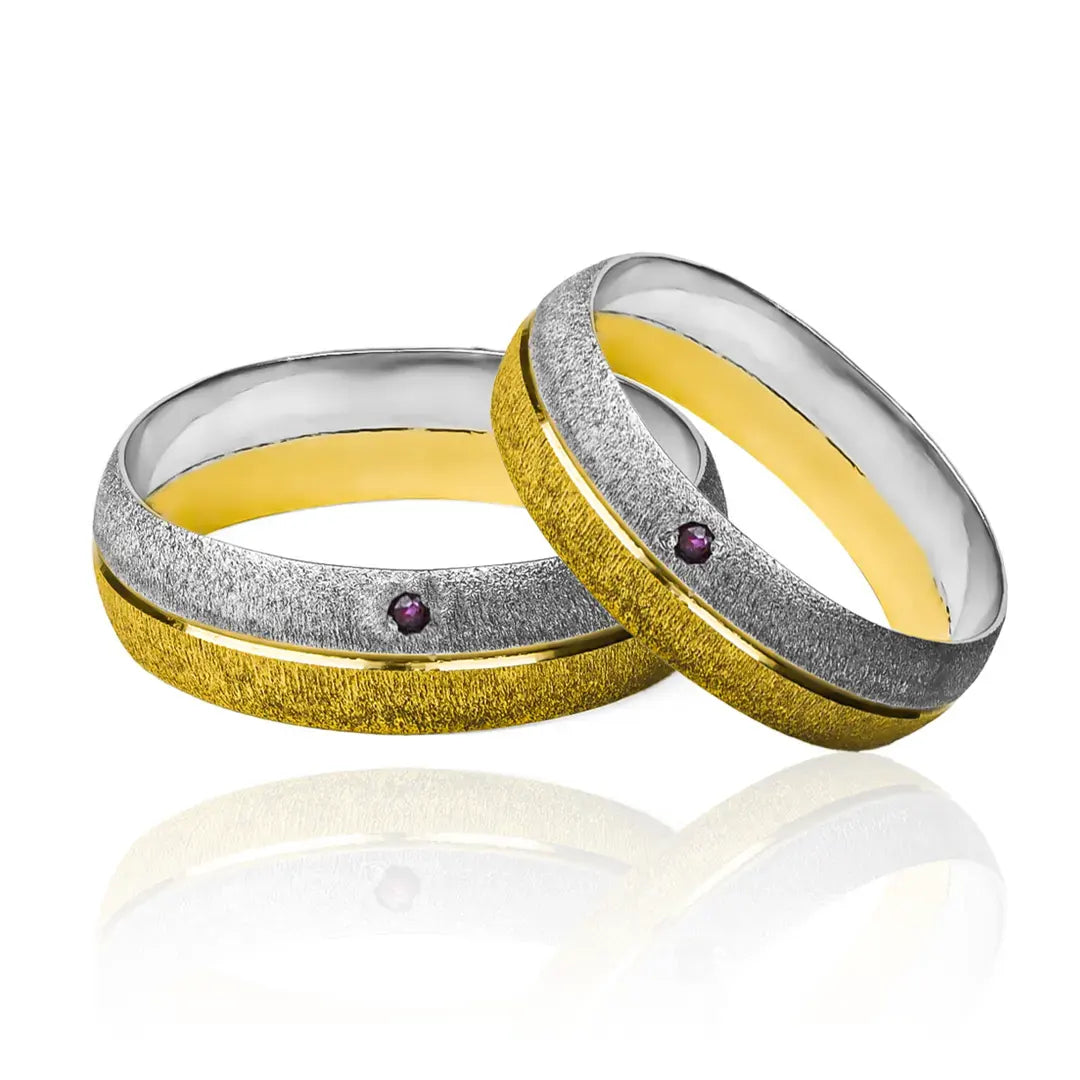 Argollas de matrimonio Mate Bicolor Rubí, diseñadas y fabricadas en Joyería Caracas con oro de 18k, cuenta con un certificado de calidad que respalda su autenticidad.