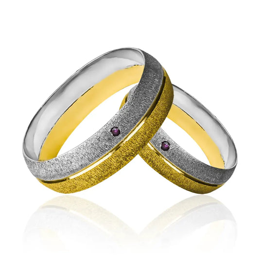 Argollas de matrimonio Mate Bicolor Rubí, diseñadas y fabricadas en Joyería Caracas con oro de 18k, cuenta con un certificado de calidad que respalda su autenticidad.