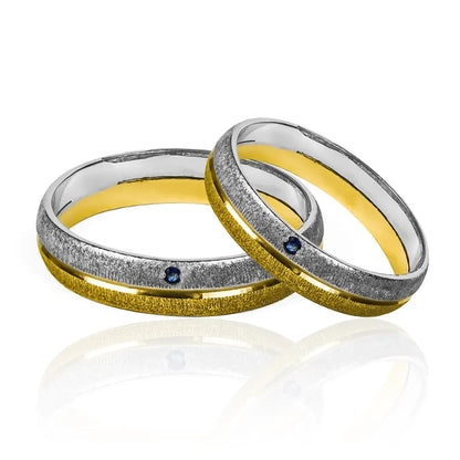 Argollas de matrimonio Mate Bicolor Zafiro, diseñadas y fabricadas en Joyería Caracas con oro de 18k, cuenta con un certificado de calidad que respalda su autenticidad.