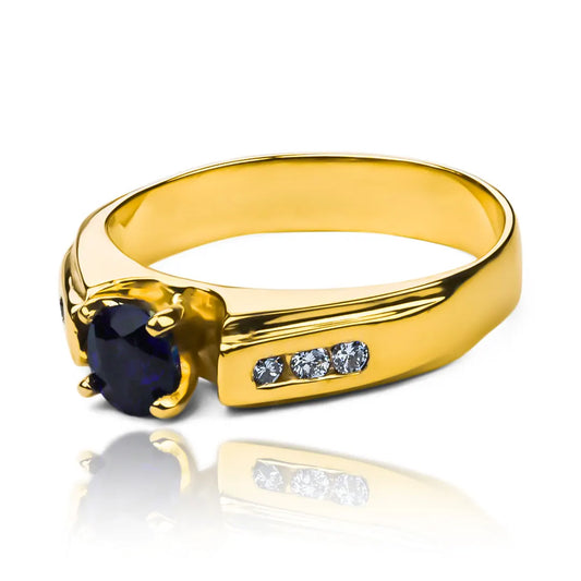 Anillo de compromiso Matti de Joyería Caracas, este anillo de oro 18k cuenta con un deslumbrante zafiro y diamantes, certificado de calidad y garantía de por vida.