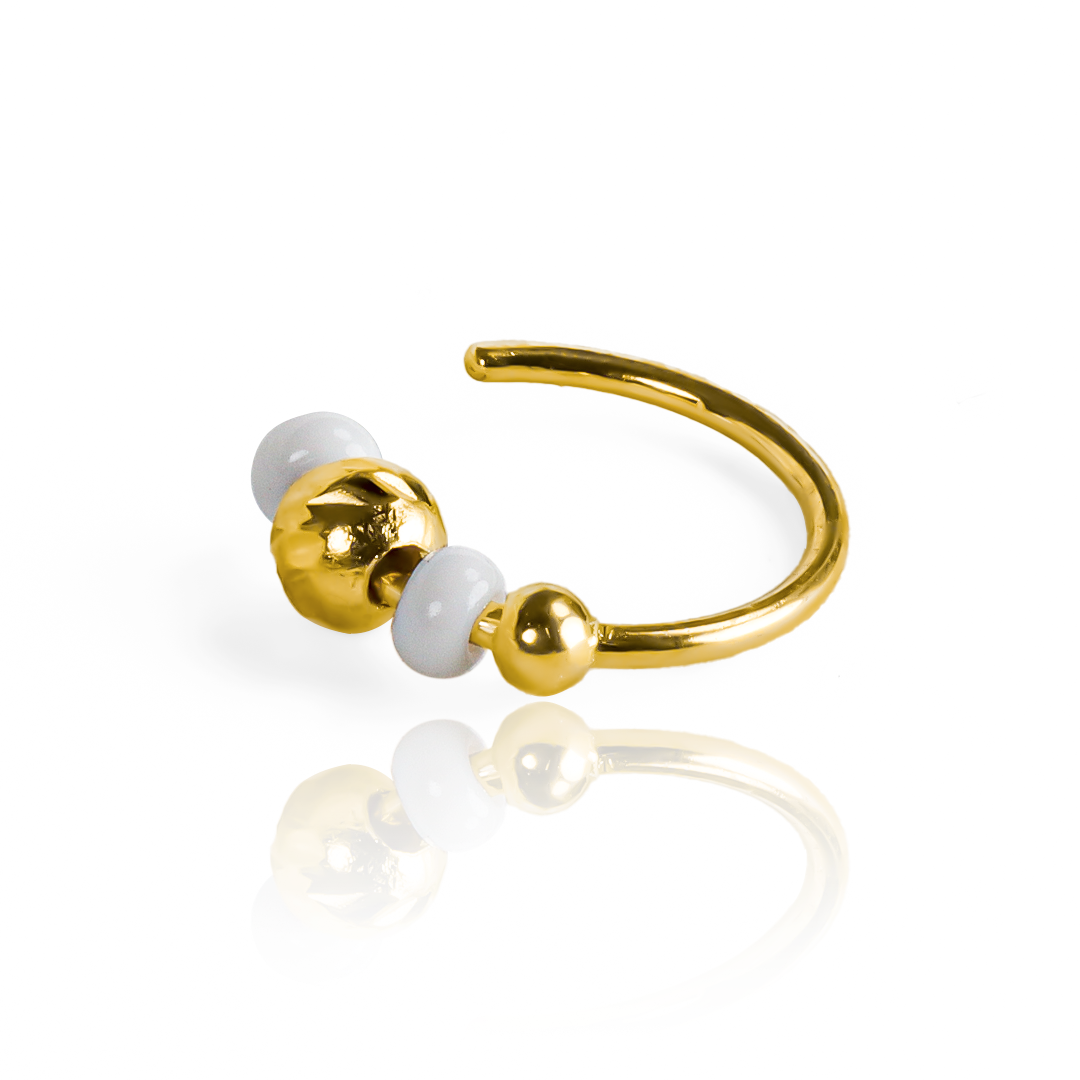 Elegante y exclusivo piercing Bola Facetada pasante de oro 18K de Joyería Caracas. Su diseño facetado realza su belleza y durabilidad, con garantía de por vida. Completa tu estilo con esta pieza de lujo.