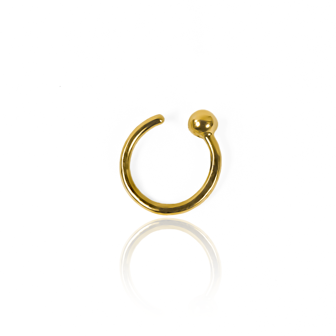 Eleva tu estilo con nuestro exclusivo piercing de bola lisa en oro 18K de Joyería Caracas. Embelleze tu apariencia con este accesorio de lujo, que además cuenta con garantía de por vida. Una adquisición refinada que te acompaña para siempre.