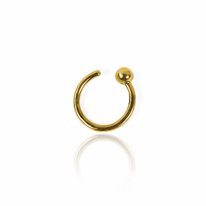 Eleva tu estilo con nuestro exclusivo piercing de bola lisa en oro 18K de Joyería Caracas. Embelleze tu apariencia con este accesorio de lujo, que además cuenta con garantía de por vida. Una adquisición refinada que te acompaña para siempre.