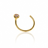 Añade un toque de elegancia a tu estilo con nuestro Piercing Cristal de Oro 18K de la prestigiosa Joyería Caracas. Con garantía de por vida, este piercing es una inversión atemporal en tu belleza. Haz una declaración de sofisticación con nuestro Piercing Cristal de calidad suprema.