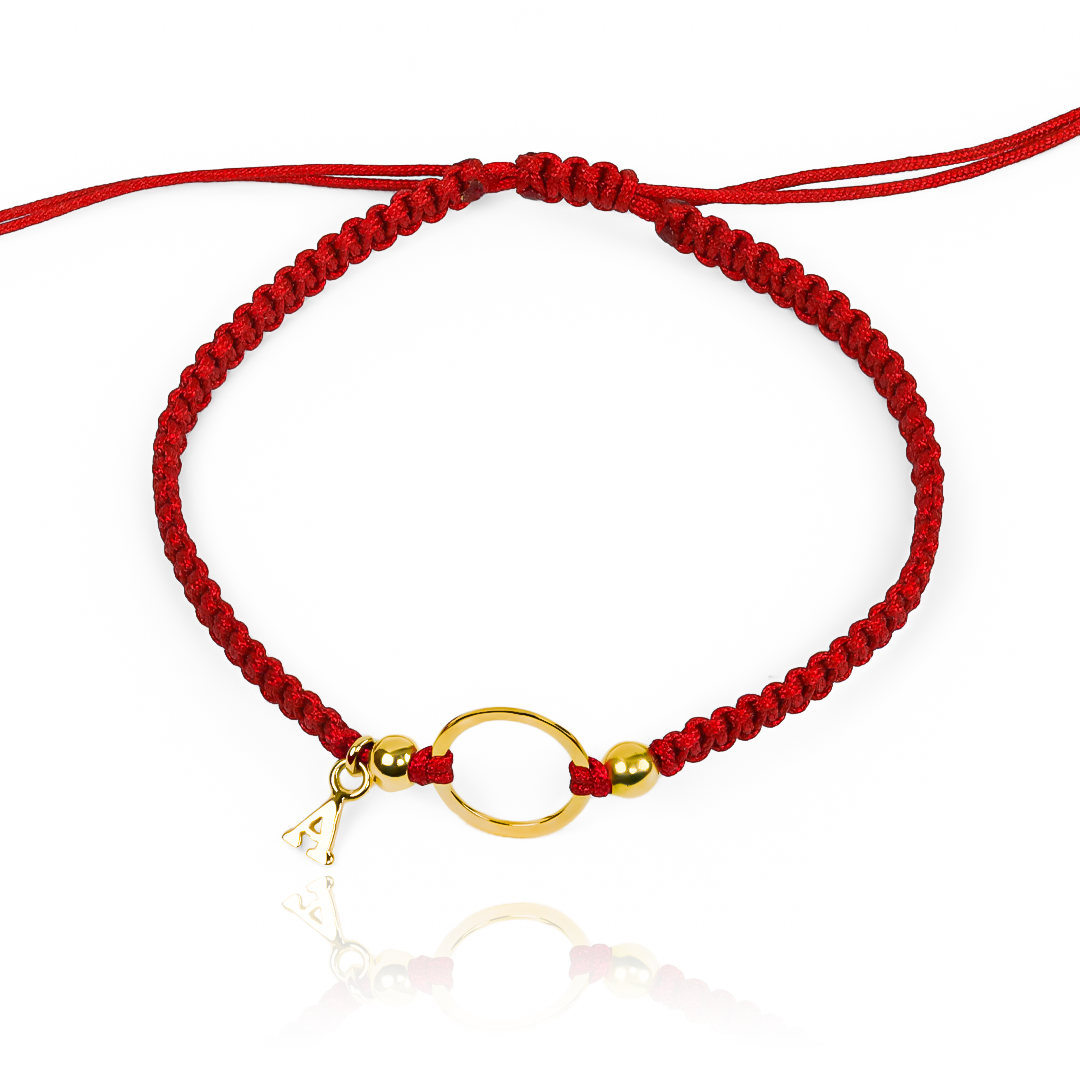 Esta pulsera de oro 18K de Joyería Caracas es una verdadera obra de arte. Con un aro sin fin, pequeña letra y esferas de 4mm, es una pieza única y elegante. Además, viene con garantía de por vida para asegurar su calidad y durabilidad.