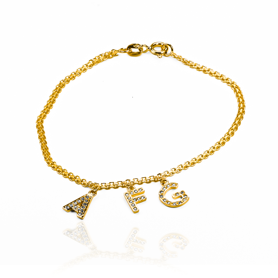 Agrega un toque personal y elegante a tu outfit con nuestra Pulsera Bismarck Iniciales Cristal. Fabricada en oro 18K por Joyería Caracas, esta pulsera es una verdadera joya de lujo. Con su garantía de por vida, podrás lucirla con orgullo y estilo por siempre. ¡Haz una declaración sofisticada con tus iniciales en cristal!