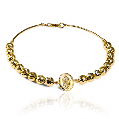 Luce elegante y sofisticada con nuestra Pulsera Brazalete Guadalupe L de Oro 18K de Joyería Caracas. Con su diseño único y exclusivo, esta pulsera es un símbolo de lujo y estilo. Además, cuenta con una garantía para toda la vida, asegurando su calidad y durabilidad. Haz una declaración de elegancia con esta pulsera de alta gama.