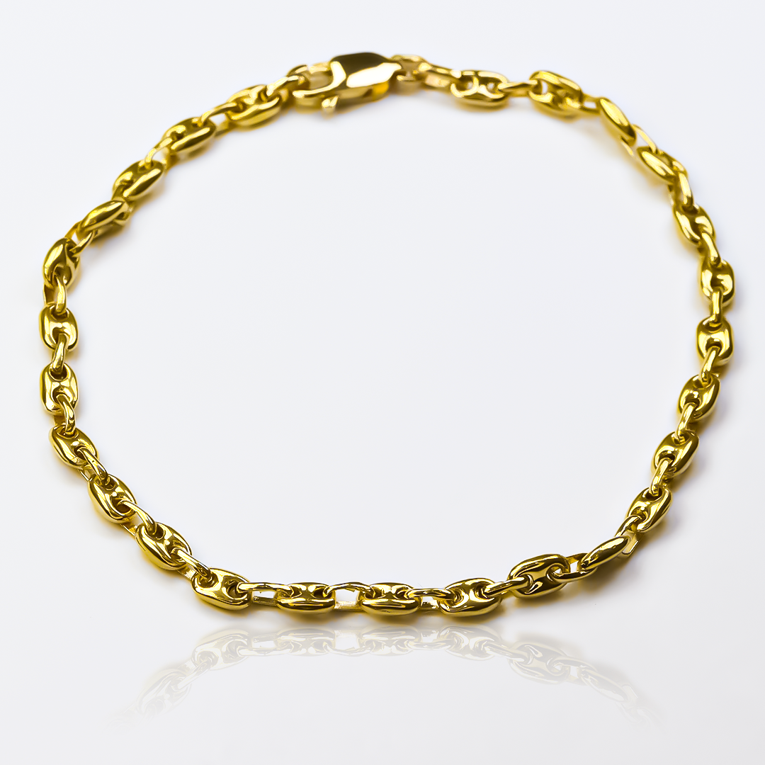 Pulsera Calabrote J de oro 18K de la exclusiva Joyería Caracas. Una pieza elegante y duradera, con garantía para toda la vida. Un accesorio imprescindible para complementar tu estilo con un toque de lujo y sofisticación.