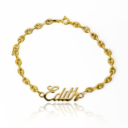 Joyas de lujo exclusivas como la pulsera Calabrote con nombre personalizado, hecha con oro 18K y garantizada de por vida. Una pieza única de Joyería Caracas que te hará brillar con elegancia y sofisticación. Hazla tuya hoy y lleva la excelencia a otro nivel.