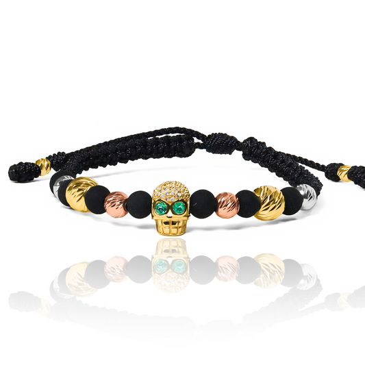 Una pulsera de lujo hecha a mano con un diseño único inspirado en la calavera. Fabricada con oro de 18K y adornada con esmeraldas hermosas, esta joya de la prestigiosa marca Joyería Caracas es una obra de arte. Garantizada para toda la vida, esta pulsera te ofrece elegancia y sofisticación en cada detalle.