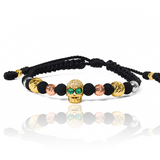 Una pulsera de lujo hecha a mano con un diseño único inspirado en la calavera. Fabricada con oro de 18K y adornada con esmeraldas hermosas, esta joya de la prestigiosa marca Joyería Caracas es una obra de arte. Garantizada para toda la vida, esta pulsera te ofrece elegancia y sofisticación en cada detalle.