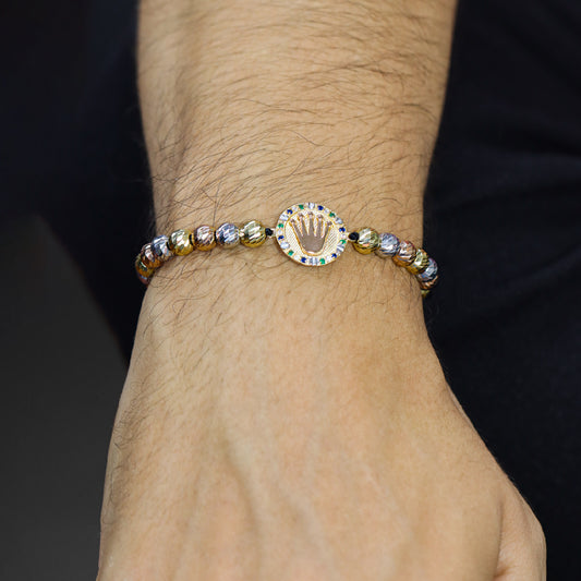 Luce una elegante pulsera de oro de 18K con un diseño único de la prestigiosa marca Joyería Caracas. La pulsera Corona 3 Oros + Esferas #6 es una pieza exclusiva que combina tres tonos de oro en perfecta armonía. Con garantía de por vida, esta pulsera es un símbolo de estilo y calidad.