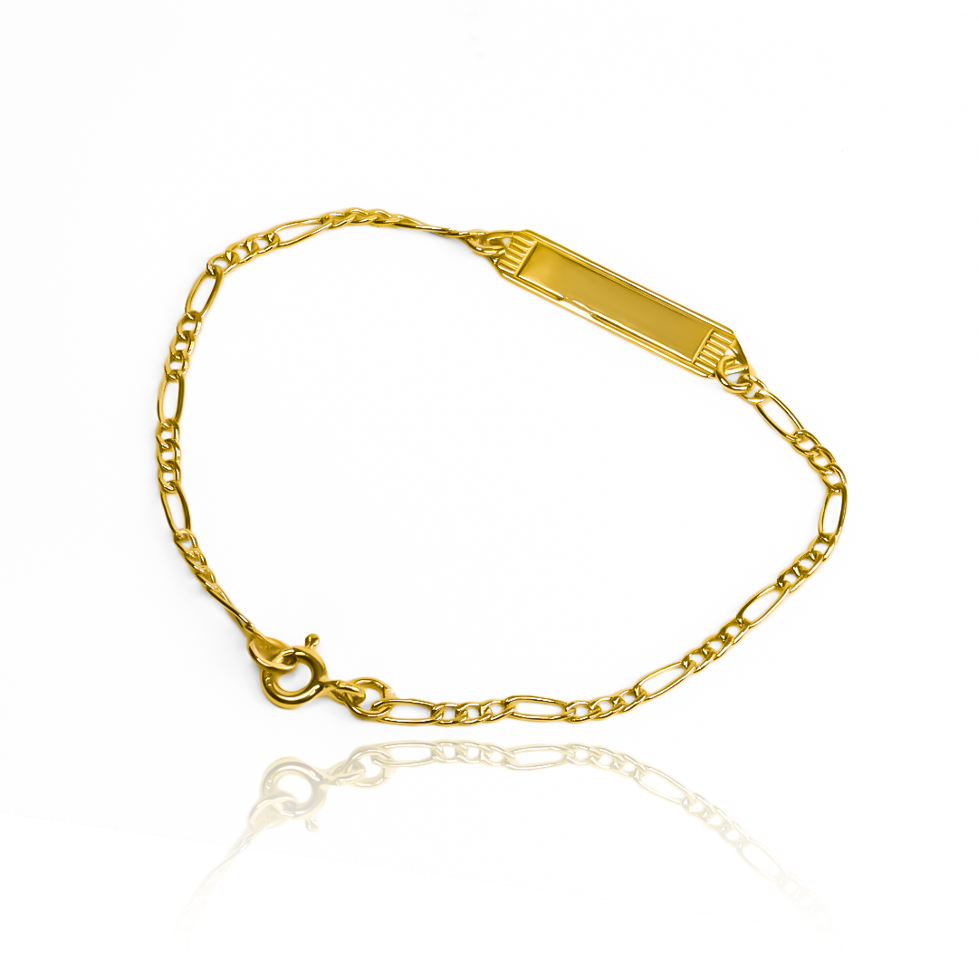 Lleva tu estilo al siguiente nivel con nuestra Pulsera Cubana 3x1 Square. Hecha de Oro 18K y diseñada por Joyería Caracas, esta pulsera no solo es una inversión en elegancia sino también en calidad. Con nuestra garantía para toda la vida, podrás disfrutar de esta pieza exclusiva por siempre.