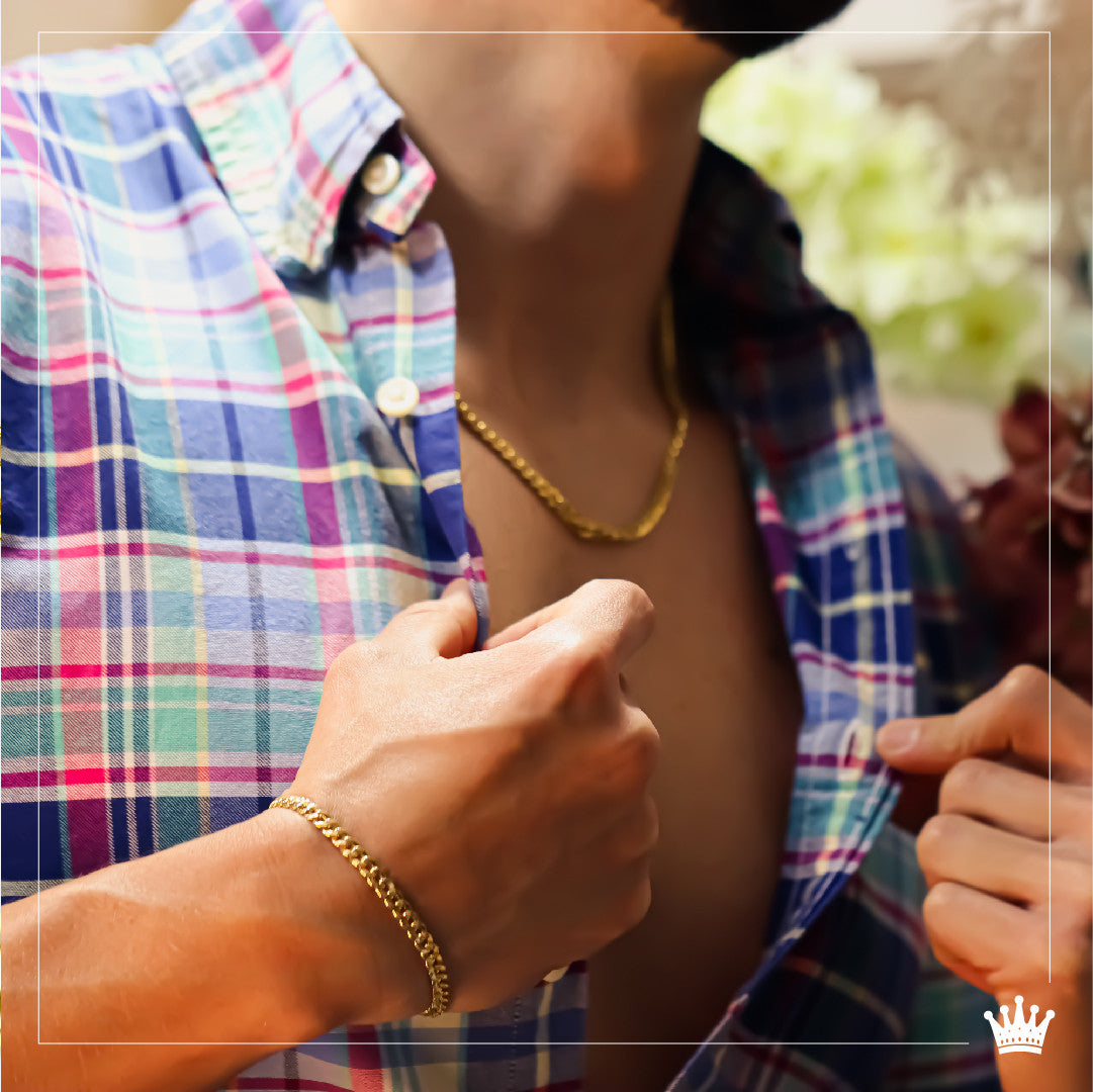 La Pulsera Cubana seguida M es un lujo que no puede faltar en su colección. Hecha con Oro 18K y con la calidad de Joyería Caracas, esta pieza es sinónimo de elegancia y exclusividad. Con garantía para toda la vida, es una inversión que durará generaciones.