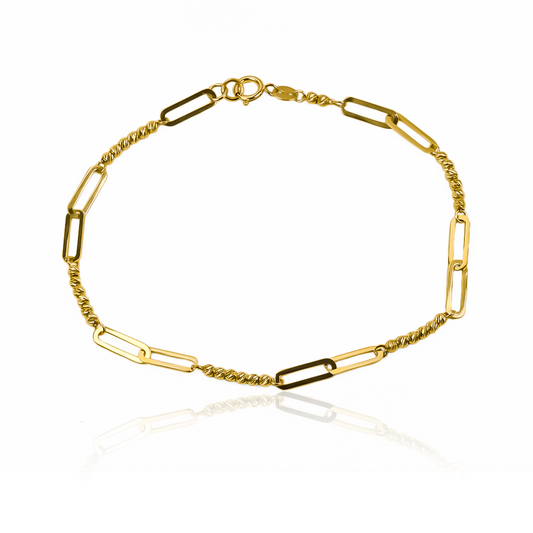 La Pulsera Doble clip + esferas facetadas I es una joya imprescindible en tu colección. Confeccionada en Oro 18K y diseñada por Joyería Caracas, esta pulsera brinda elegancia y sofisticación a cualquier atuendo. Además, disfruta de la tranquilidad de una garantía para toda la vida.