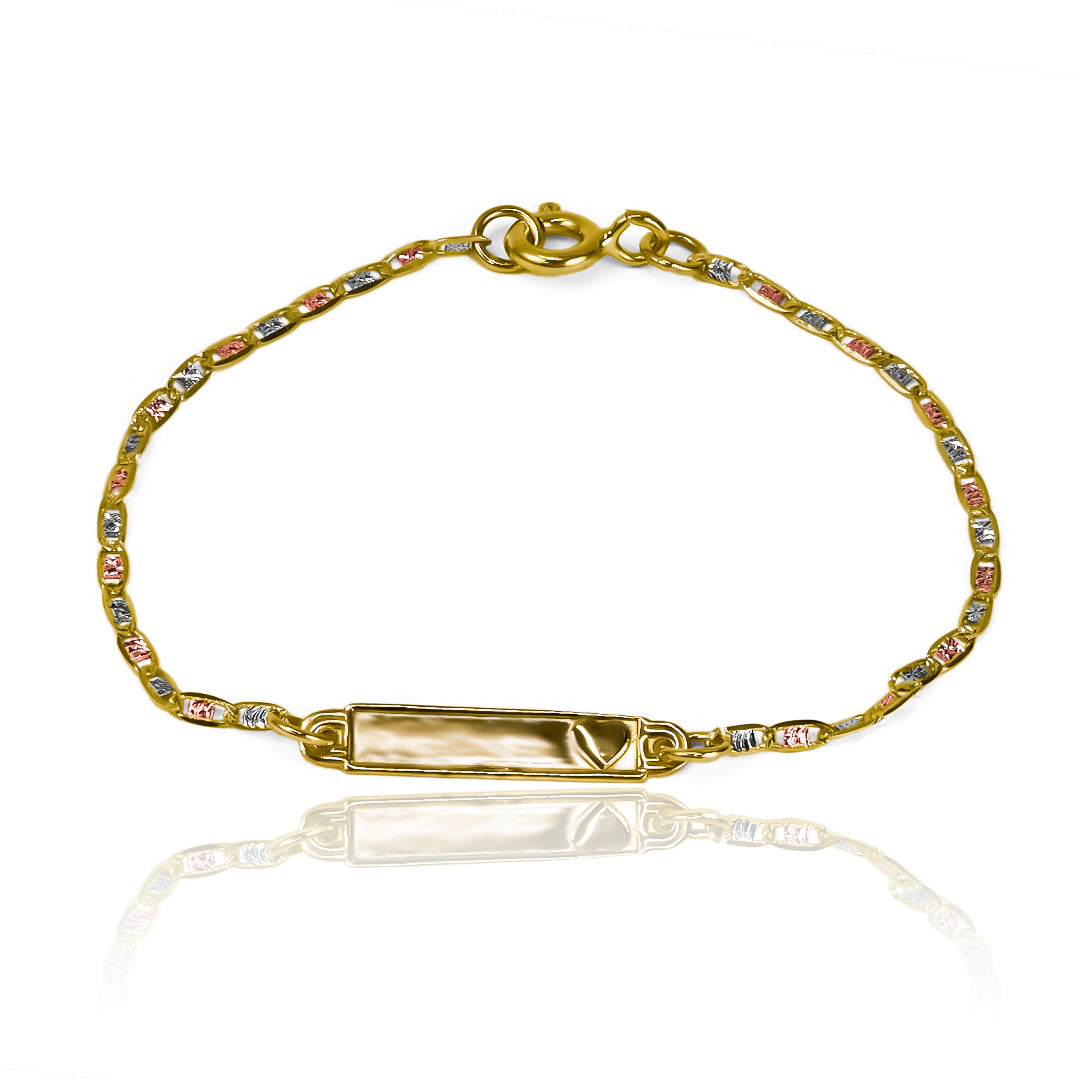 Impresiona con estilo con nuestra Pulsera Escalera 3 Oros - corazón alto. Hecha de oro 18K y disponible en Joyería Caracas. Con garantía para toda la vida, esta pulsera es una pieza única y elegante que añadirá un toque de lujo a cualquier conjunto.