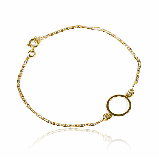 - Eleva tu estilo con nuestra Pulsera Escalera Plana 3 Oros - Aro sin fin, con un elegante diseño de oro 18K y la garantía de por vida de Joyería Caracas. Un símbolo de lujo y exclusividad que nunca pasará de moda.