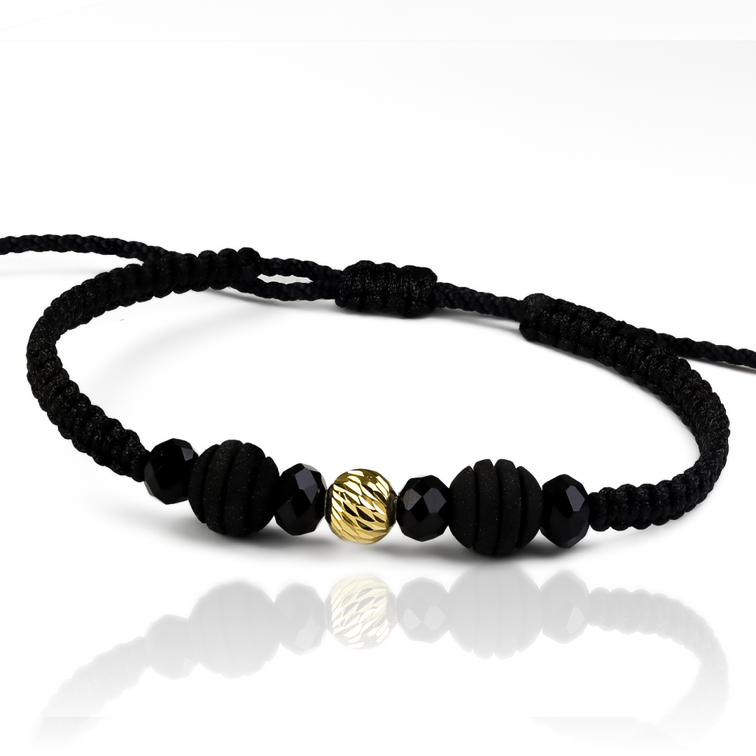 La pulsera Pulsera Esfera facetada #6 es el accesorio perfecto que combina elegancia y lujo. Hecha de auténtico Oro 18K y diseñada por Joyería Caracas, esta pulsera es un verdadero tesoro que te acompañará por toda la vida. Descubre la belleza y la calidad de esta pieza única que te hará brillar en cualquier ocasión.