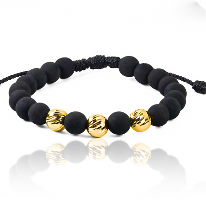 La pulsera Esfera facetada #8 está diseñada con oro de 18 quilates, de la prestigiosa joyería Caracas. Su diseño exclusivo y elegante brindará un toque de lujo a tu estilo. Con garantía de por vida, es una inversión en estilo y calidad que perdurará en el tiempo.