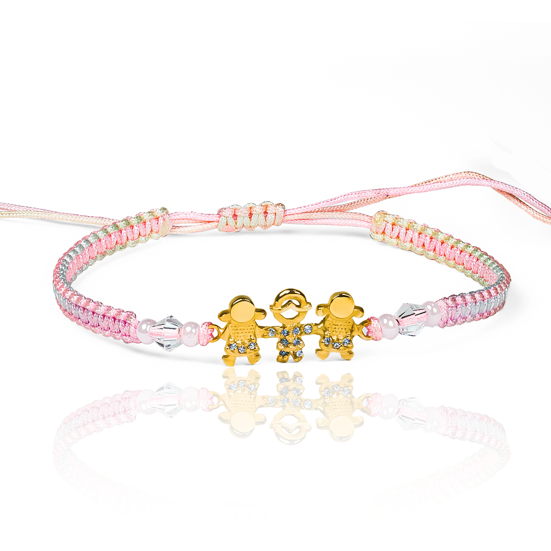 Lleva contigo a tu familia a todos lados con nuestra Pulsera Family. Hecha de Oro 18K y diseñada por Joyería Caracas, esta pulsera es un símbolo de amor y unión. No solo es elegante, también cuenta con garantía de por vida. Un tesoro duradero para transmitir tus emociones más preciosas.