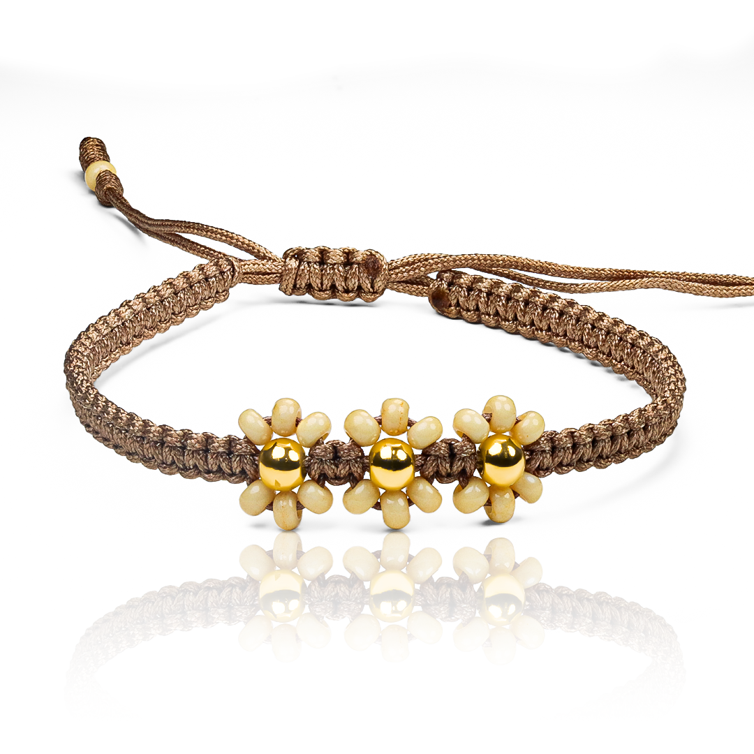 Esta elegante pulsera de flor, con su esfera lisa en oro 18K, es una pieza de Joyería Caracas que te asegura elegancia y calidad de por vida. ¡Invierta en estilo con nuestra garantía para toda la vida!