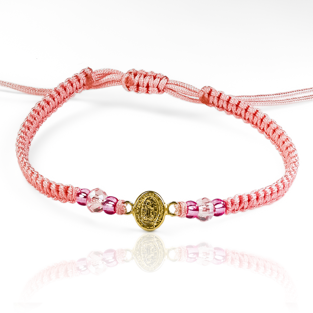 Luce elegante y sofisticada con nuestra Pulsera Guadalupe M de Oro 18K. Diseñada por Joyería Caracas, garantizada para toda la vida. Una pieza exclusiva que evoca la belleza y calidad atemporal. Haz que tu estilo brille con esta pulsera de lujo.