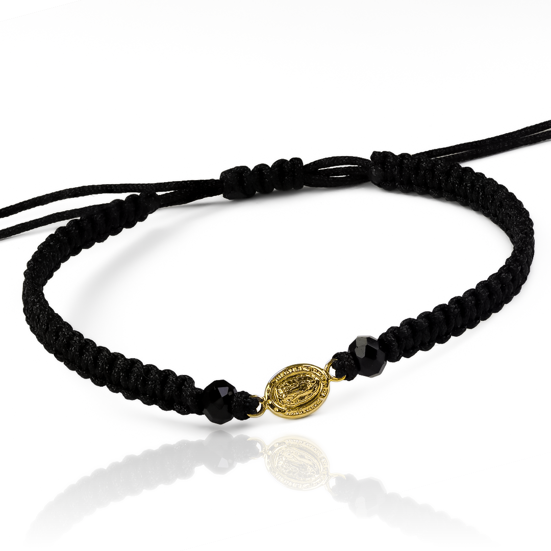 Déjate llevar por la elegancia y la exclusividad de nuestra Pulsera Guadalupe S horizontal. Hecha de Oro 18K y diseñada por Joyería Caracas, esta joya es garantía de belleza y calidad para toda la vida. Disfruta de su estilo sofisticado y único, que hará de ti una verdadera obra de arte.