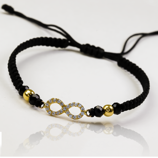 La Pulsera Infinito cristales #4 es una pieza de joyería de lujo creada por Joyería Caracas. Hecha de Oro 18K, esta pulsera no solo es elegante sino también resistente y duradera. Además, cuenta con una garantía para toda la vida, asegurando que esta pieza será un accesorio exclusivo en tu colección por siempre.