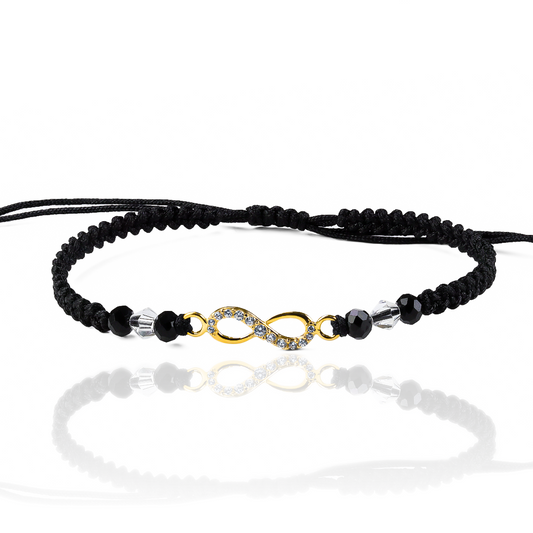 Con la elegante Pulsera Infinity cristales JT, deleita tus sentidos con su vibrante diseño en oro 18K que aportará un toque de sofisticación a tu look. Además, con su garantía de por vida de Joyería Caracas, podrás disfrutarla eternamente. Una verdadera joya exclusiva.