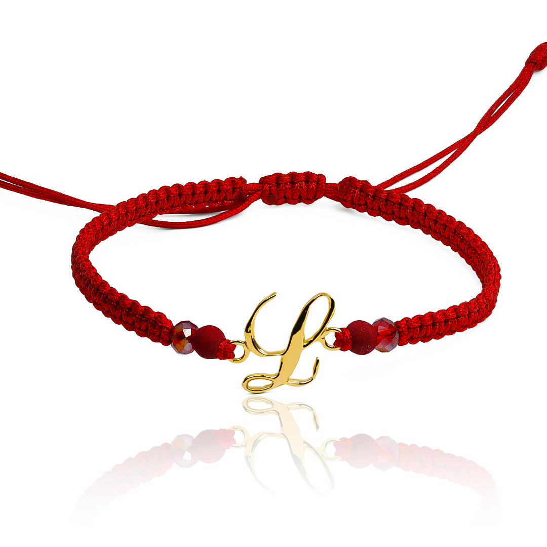 Experimenta el lujo de la elegancia con nuestra pulsera de Letra cursiva troquelada en Oro 18K. Hecha a mano por Joyería Caracas y con garantía para toda la vida. Encierra tu estilo en esta pieza única y exclusiva.