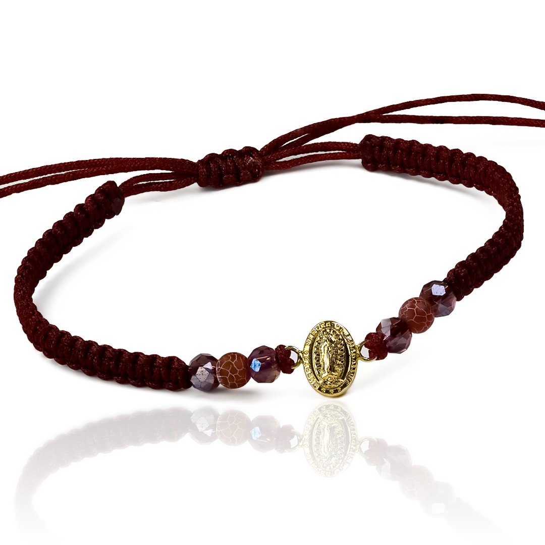 Luce elegante y sofisticada con nuestra Pulsera Guadalupe M de Oro 18K. Diseñada por Joyería Caracas, garantizada para toda la vida. Una pieza exclusiva que evoca la belleza y calidad atemporal. Haz que tu estilo brille con esta pulsera de lujo.