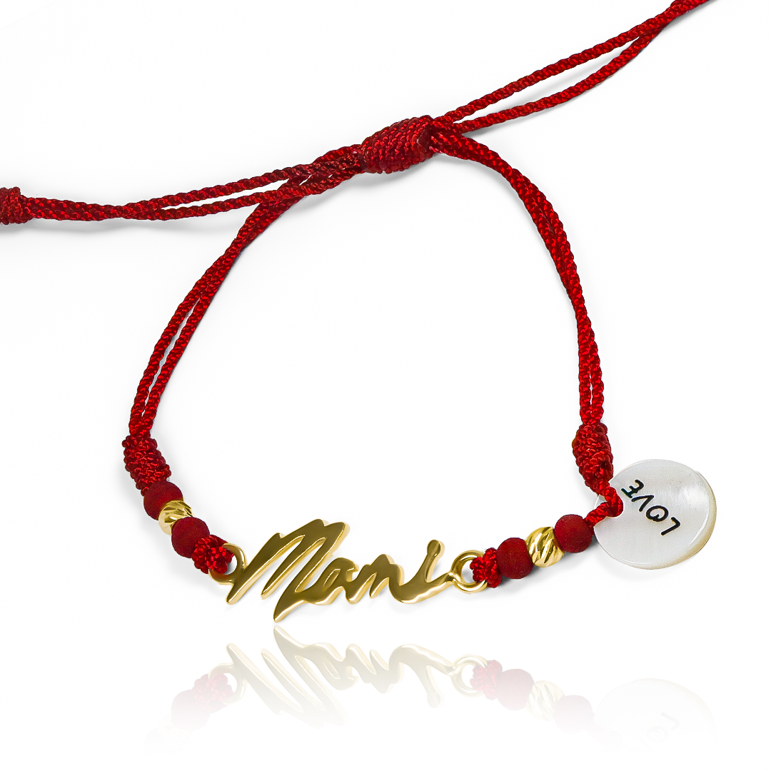 Esta Pulsera Mami - Love es una verdadera joya de Oro 18K de Joyería Caracas. Con su elegante diseño, representa el amor eterno y viene con garantía para toda la vida. Un regalo memorable y exclusivo para tu ser querido.