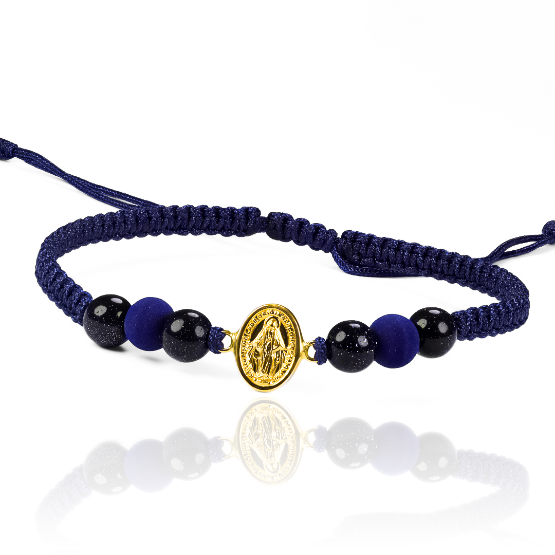 Descubre la belleza y la protección de nuestra Pulsera Milagrosa L. Confeccionada en oro 18K por los artesanos de Joyería Caracas, esta pulsera es una garantía de elegancia y durabilidad para toda la vida. Protege tu estilo y tu suerte con esta joya única.