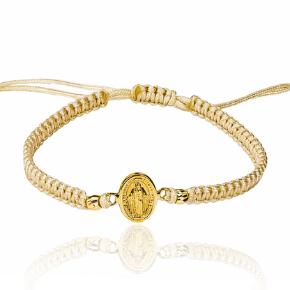 Luce elegante y exclusiva con nuestra Pulsera Milagrosa L de esferas facetadas de oro 18K de Joyería Caracas. Una pieza única que te acompañará para siempre y te hará sentir especial. ¡Hazte con ella ahora y disfruta de nuestra garantía de por vida!