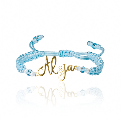 Lleva contigo un toque de elegancia y exclusividad con nuestra Pulsera Nombres Personalizados en Oro 18K. Hecha a mano por expertos joyeros en Caracas, su diseño único y personalizado te brinda una garantía de por vida. Una joya que será el reflejo de tu estilo y sofisticación.