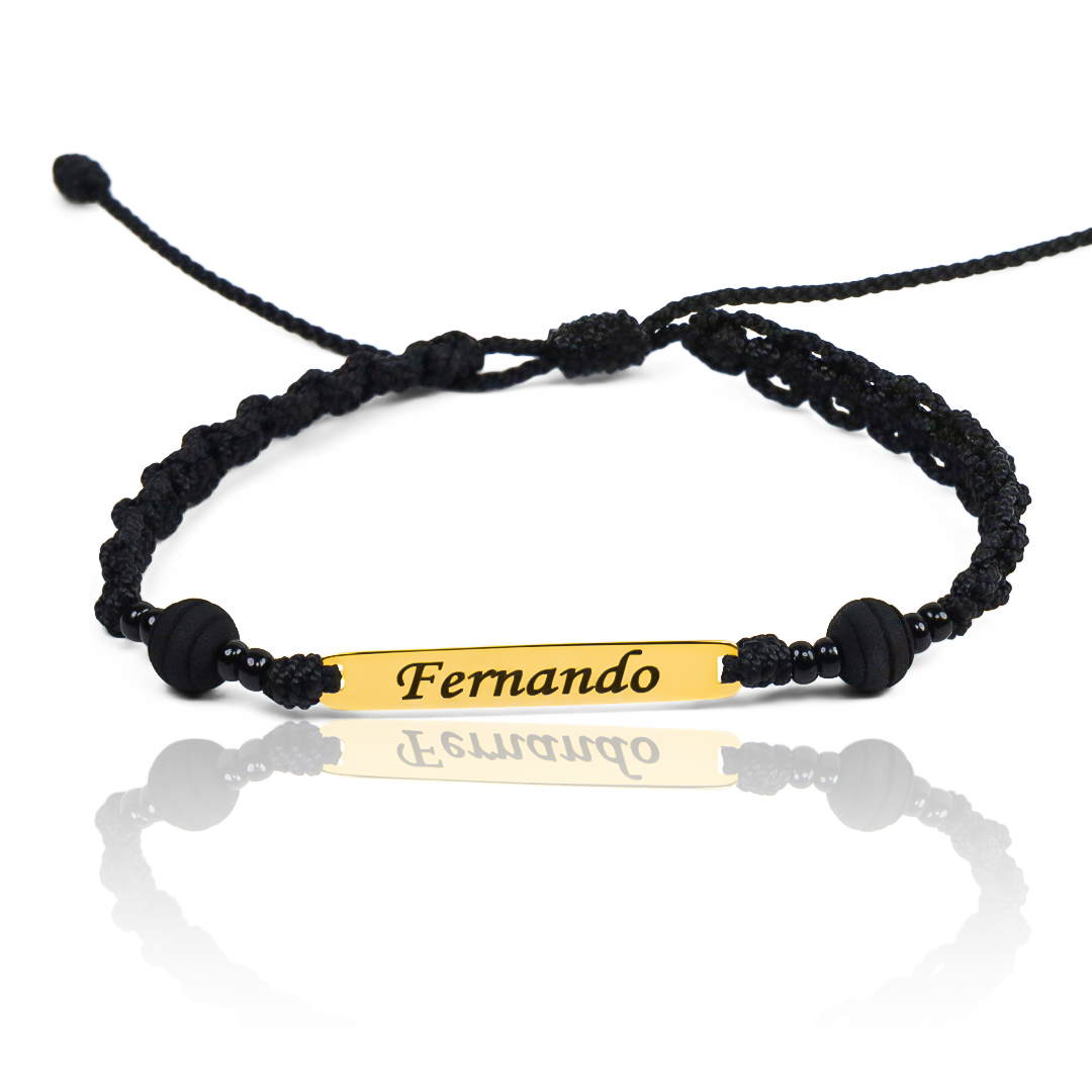 Esta elegante Pulsera Placa Grabado Laser combina el lujo del oro 18K con el toque artístico de Joyería Caracas. Grabada con láser para una precisión incomparable, es una pieza única y exclusiva que será garantía de belleza y calidad para toda la vida.