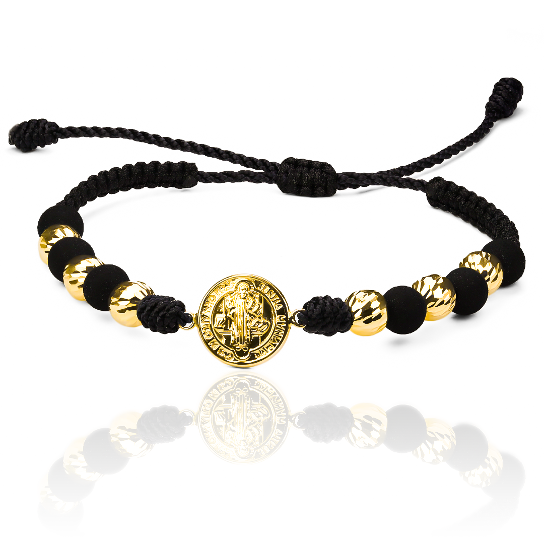 Experimenta la elegancia y el lujo con nuestra Pulsera San Benito L + esferas #6. Creada en oro 18K por Joyería Caracas, esta pulsera exclusiva cuenta con la icónica figura de San Benito y tiene garantía de por vida. Añade sofisticación y protección a tu estilo con esta pieza única.