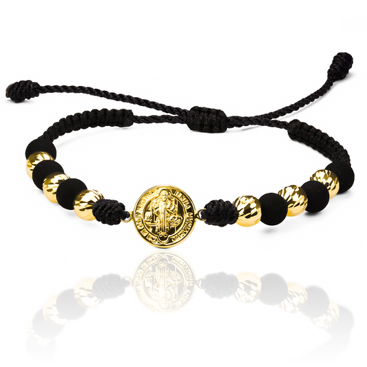 Experimenta la elegancia y el lujo con nuestra Pulsera San Benito L + esferas #6. Creada en oro 18K por Joyería Caracas, esta pulsera exclusiva cuenta con la icónica figura de San Benito y tiene garantía de por vida. Añade sofisticación y protección a tu estilo con esta pieza única.