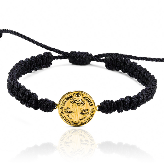 Descubre la elegancia y el estilo único de nuestra Pulsera San Benito XL. Hecha de Oro 18K y creada por Joyería Caracas, esta pieza es una verdadera obra de arte. Además, cuenta con una garantía para toda la vida, asegurando que podrás disfrutar de su belleza y calidad por siempre. ¡Luce exclusiva con esta pulsera lujosa y sofisticada!