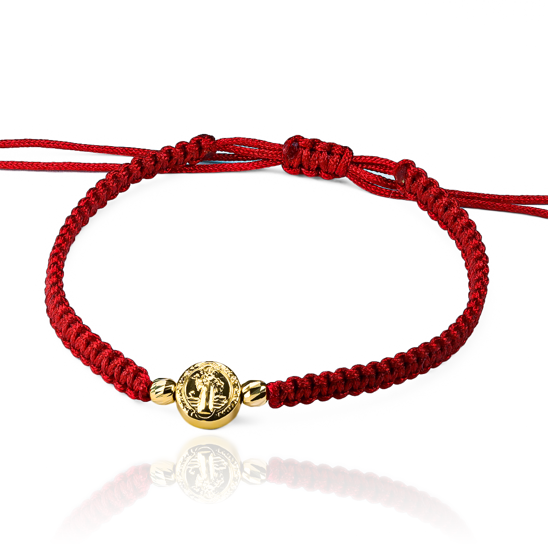 Disfruta de la elegancia y exclusividad con nuestra Pulsera San Benito pasante + esferas #3. Diseñada con Oro 18K de la prestigiosa Joyería Caracas, esta pieza es más que un accesorio, es una obra de arte. Con garantía de por vida, esta pulsera será un tesoro en tu colección.