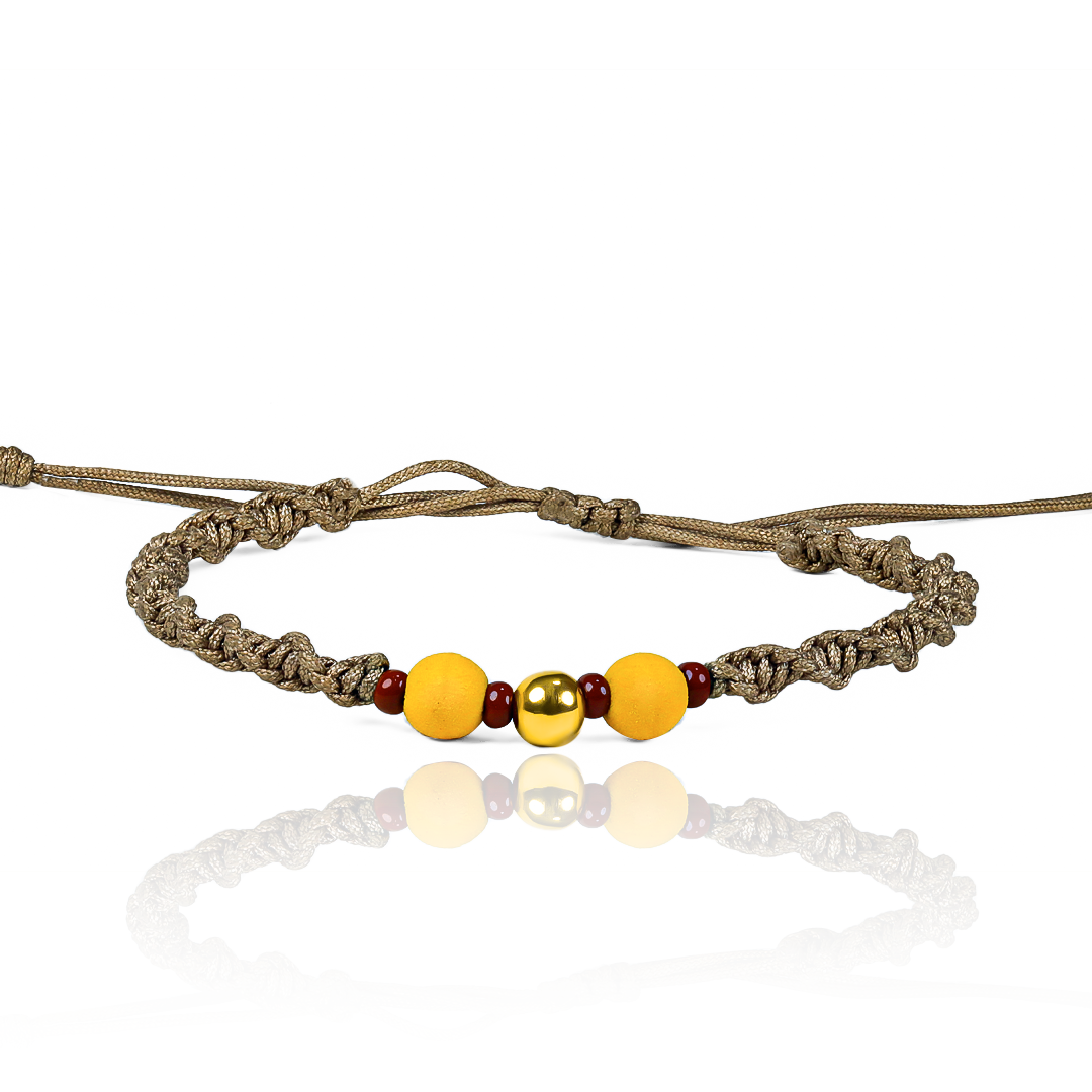 Pulsera Esfera lisa #5 es una elegante pulsera de oro de 18K de Joyería Caracas. Con su encanto atemporal y garantía de por vida, esta pieza es una adición impresionante a su colección de joyas de lujo. Disfrute de su belleza duradera y exclusividad en cualquier ocasión.