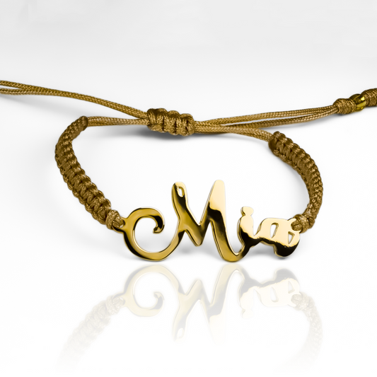 Lleva contigo un toque de elegancia y exclusividad con nuestra Pulsera Nombres Personalizados en Oro 18K. Hecha a mano por expertos joyeros en Caracas, su diseño único y personalizado te brinda una garantía de por vida. Una joya que será el reflejo de tu estilo y sofisticación.