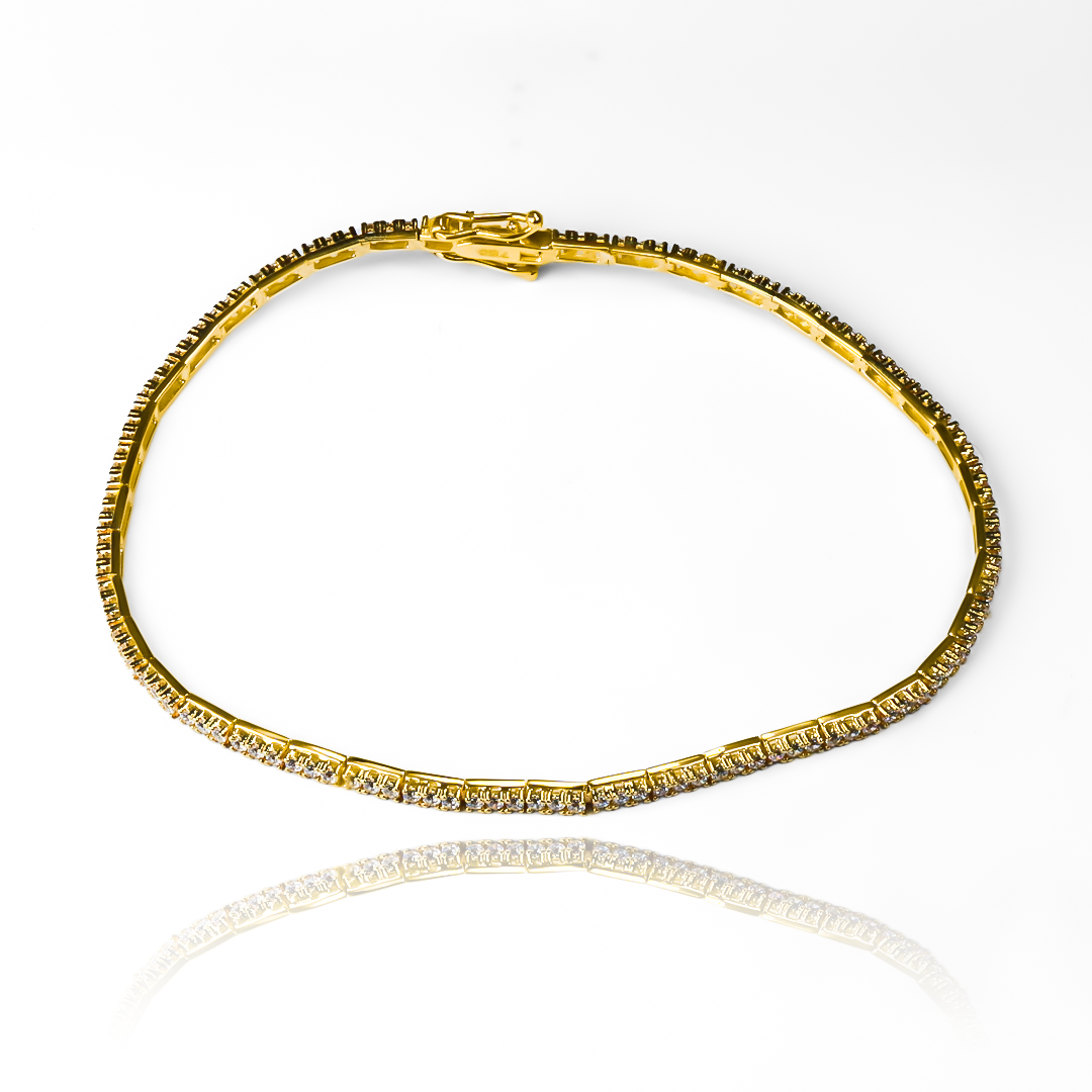 Descubre la elegancia y sofisticación de la Pulsera Tennis SI, creada con Oro 18K de la prestigiosa Joyería Caracas. Esta pulsera es una verdadera obra de arte que será el complemento perfecto para cualquier look. Además, cuenta con una garantía para toda la vida, asegurando su calidad y exclusividad.