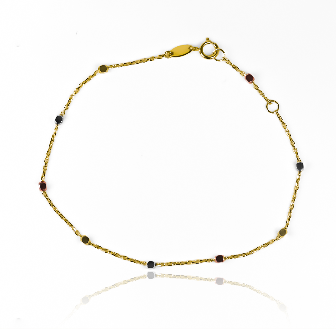 Disfruta del lujo y la exclusividad con nuestra Pulsera dados 3 oros I. Realizada en oro 18K por Joyería Caracas, esta pulsera ofrece una garantía de por vida. Una pieza de joyería que refleja elegancia y calidad para siempre.