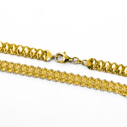 Pulsera doble faz hojas I de Joyería Caracas en Oro 18K. Una pieza exclusiva y atemporal que resalta la elegancia y el estilo de quien la use. Con garantía para toda la vida, esta pulsera es una inversión en belleza y calidad que perdurará por siempre.